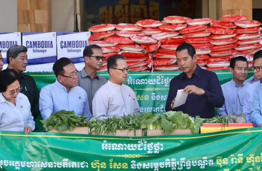 ឯកឧត្តមបណ្ឌិត អ៊ាង សុផល្លែត នាំយកអំណោយ របស់សម្តេច តេជោ ហ៊ុន សែន ប្រធានព្រឹទ្ធសភា និងសម្តេច កិត្តិព្រឹទ្ធបណ្ឌិត ប៊ុន រ៉ានី ហ៊ុនសែន និងសម្តេច ធិបតី ហ៊ុន ម៉ាណែត នាយករដ្ឋមន្រ្តីនៃ ព្រះរាជាណាចក្រកម្ពុជា និងលោកជំទាវបណ្ឌិត ពេជ ចន្ទមុន្នី ជូនដល់បងប្អូនភៀសសឹកនៅទីកន្លែងសុវត្ថិភាពខេត្តសៀមរាប