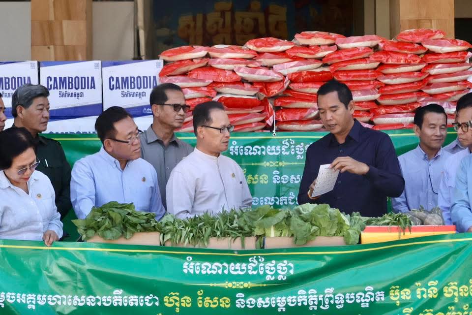 You are currently viewing ឯកឧត្តមបណ្ឌិត អ៊ាង សុផល្លែត នាំយកអំណោយ របស់សម្តេច តេជោ ហ៊ុន សែន ប្រធានព្រឹទ្ធសភា និងសម្តេច កិត្តិព្រឹទ្ធបណ្ឌិត ប៊ុន រ៉ានី ហ៊ុនសែន និងសម្តេច ធិបតី ហ៊ុន ម៉ាណែត នាយករដ្ឋមន្រ្តីនៃ ព្រះរាជាណាចក្រកម្ពុជា និងលោកជំទាវបណ្ឌិត ពេជ ចន្ទមុន្នី ជូនដល់បងប្អូនភៀសសឹកនៅទីកន្លែងសុវត្ថិភាពខេត្តសៀមរាប