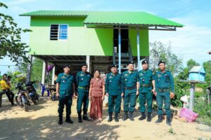 Read more about the article លោកឧត្តមសេនីយ៍ទោ ហេង វុទ្ធី អញ្ជើញចុះ ត្រួតពិនិត្យការសាងសង់ផ្ទះជូនអតីត យុទ្ធជន