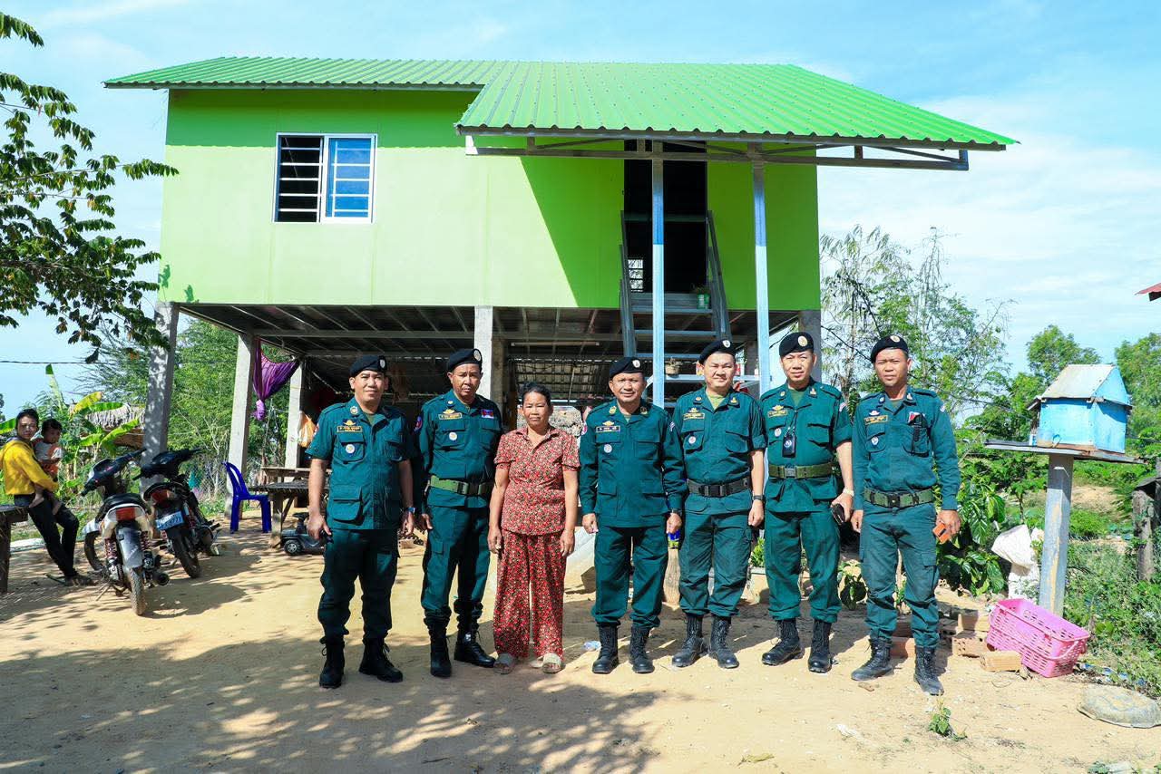 You are currently viewing លោកឧត្តមសេនីយ៍ទោ ហេង វុទ្ធី អញ្ជើញចុះ ត្រួតពិនិត្យការសាងសង់ផ្ទះជូនអតីត យុទ្ធជន