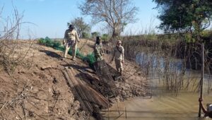 Read more about the article កម្លាំងខណ្ឌរដ្ឋបាលជលផលត្បូងឃ្មុំ បង្ក្រាបបទល្មើសនេសាទខុសច្បាប់ ដែលប្រើឧប្បករណ៍នេសាទជលផលហាមឃាត់ នៅក្នុងភូមិសាស្រ្តឃុំទន្លេបិត