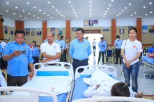 Read more about the article លោក ម៉ៅ ឌុង បានអញ្ជើញដឹកនាំក្នុងព្រឹត្តិការណ៍បរិច្ចាគឈាម អបអរសាទរខួបលើកទី ៤៧ នៃទិវាកំណើតរណសិរ្សសាមគ្គីអភិវឌ្ឍន៍មាតុភូមិកម្ពុជា (២ ធ្នូ)