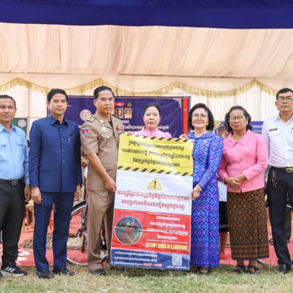 ក្រសួងការងារ និងរដ្ឋបាលខេត្តត្បូងឃ្មុំ ចុះចែកសម្ភារសិក្សា និងកង់ដល់កុមារ នៅស្រុកត្បូងឃ្មុំ ពញាក្រែក ក្រូចឆ្មារ និងអូររាំងឪ ដើម្បីទប់ស្កាត់លុបបំបាត់ពលកម្មកុមារក្នុងវិស័យឥដ្ឋ-ក្បឿង និងកសិ-ឧស្សាហកម្ម