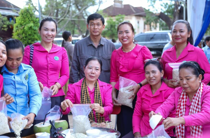 សាខាសមាគមនារីកម្ពុជាដើម្បីសន្ដិភាព និងអភិវឌ្ឍន៍ខេត្តត្បូងឃ្មុំ «ក្នុងស្មារតីជាតិខ្មែរតែមួយ» សមរភូមិក្រោយ វេចខ្ចប់អំបុកផ្ញើក្តីនឹករលឹក និងគាំទ្រដល់សមរភូមិមុខ ក្នុងការបោសសម្អាតចោរឈ្លានពានសៀម!