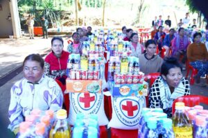 Read more about the article ពលរដ្ឋងាយរងគ្រោះ ៧០ គ្រួសារ នៅស្រុកមេមត់ ទទួលបានអំណោយមនុស្សធម៌ពី សាខាកាកបាទក្រហមកម្ពុជាខេត្តត្បូងឃ្មុំ តាមរយ:ឯកឧត្តម ប៉ែន កុសល្យ