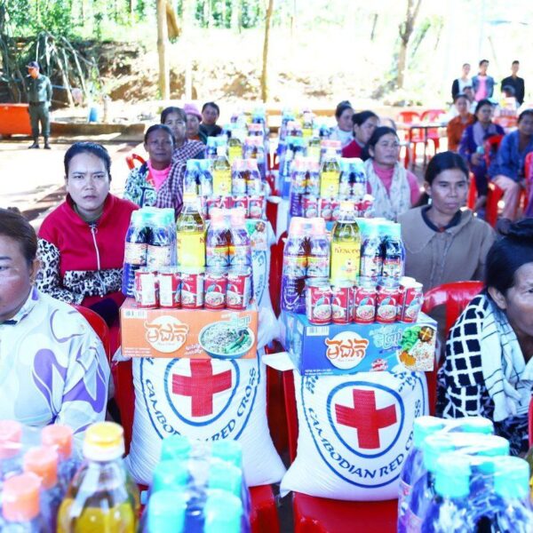 ពលរដ្ឋងាយរងគ្រោះ ៧០ គ្រួសារ នៅស្រុកមេមត់ ទទួលបានអំណោយមនុស្សធម៌ពី សាខាកាកបាទក្រហមកម្ពុជាខេត្តត្បូងឃ្មុំ តាមរយ:ឯកឧត្តម ប៉ែន កុសល្យ