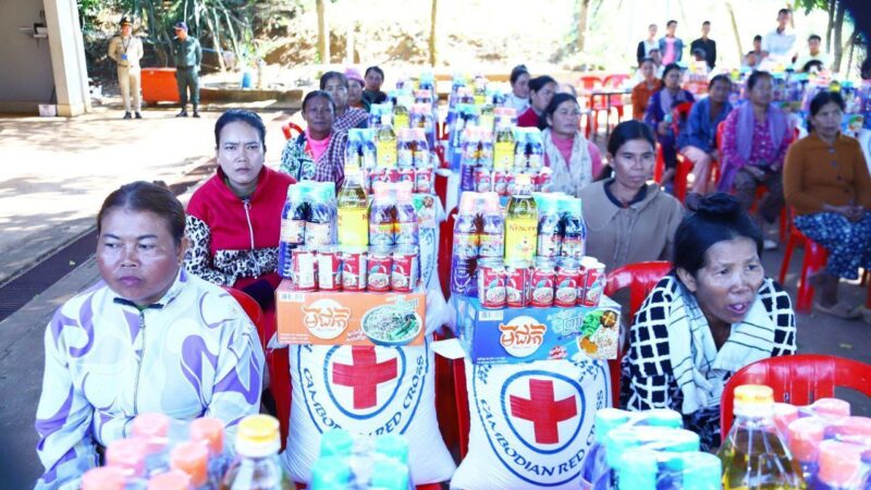 ពលរដ្ឋងាយរងគ្រោះ ៧០ គ្រួសារ នៅស្រុកមេមត់ ទទួលបានអំណោយមនុស្សធម៌ពី សាខាកាកបាទក្រហមកម្ពុជាខេត្តត្បូងឃ្មុំ តាមរយ:ឯកឧត្តម ប៉ែន កុសល្យ