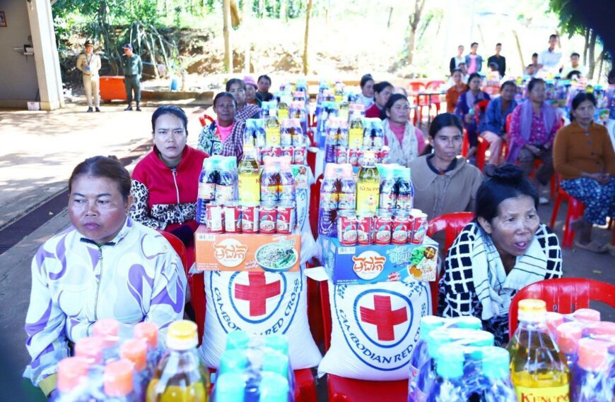 ពលរដ្ឋងាយរងគ្រោះ ៧០ គ្រួសារ នៅស្រុកមេមត់ ទទួលបានអំណោយមនុស្សធម៌ពី សាខាកាកបាទក្រហមកម្ពុជាខេត្តត្បូងឃ្មុំ តាមរយ:ឯកឧត្តម ប៉ែន កុសល្យ