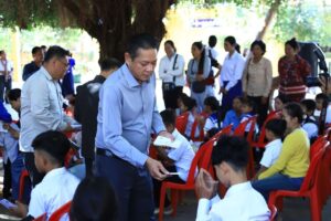 Read more about the article អភិបាលខេត្តត្បូងឃ្មុំ ចុះសួរសុខទុក្ខ និងផ្ដល់ជំនួយសង្គ្រោះបន្ទាន់ដល់សិស្សានុសិស្សភៀសសឹកជិត ២០០ នាក់ ក្នុងស្ថានភាពតានតឹងនៅព្រំដែន