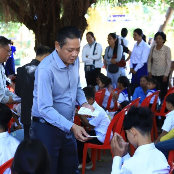 អភិបាលខេត្តត្បូងឃ្មុំ ចុះសួរសុខទុក្ខ និងផ្ដល់ជំនួយសង្គ្រោះបន្ទាន់ដល់សិស្សានុសិស្សភៀសសឹកជិត ២០០ នាក់ ក្នុងស្ថានភាពតានតឹងនៅព្រំដែន