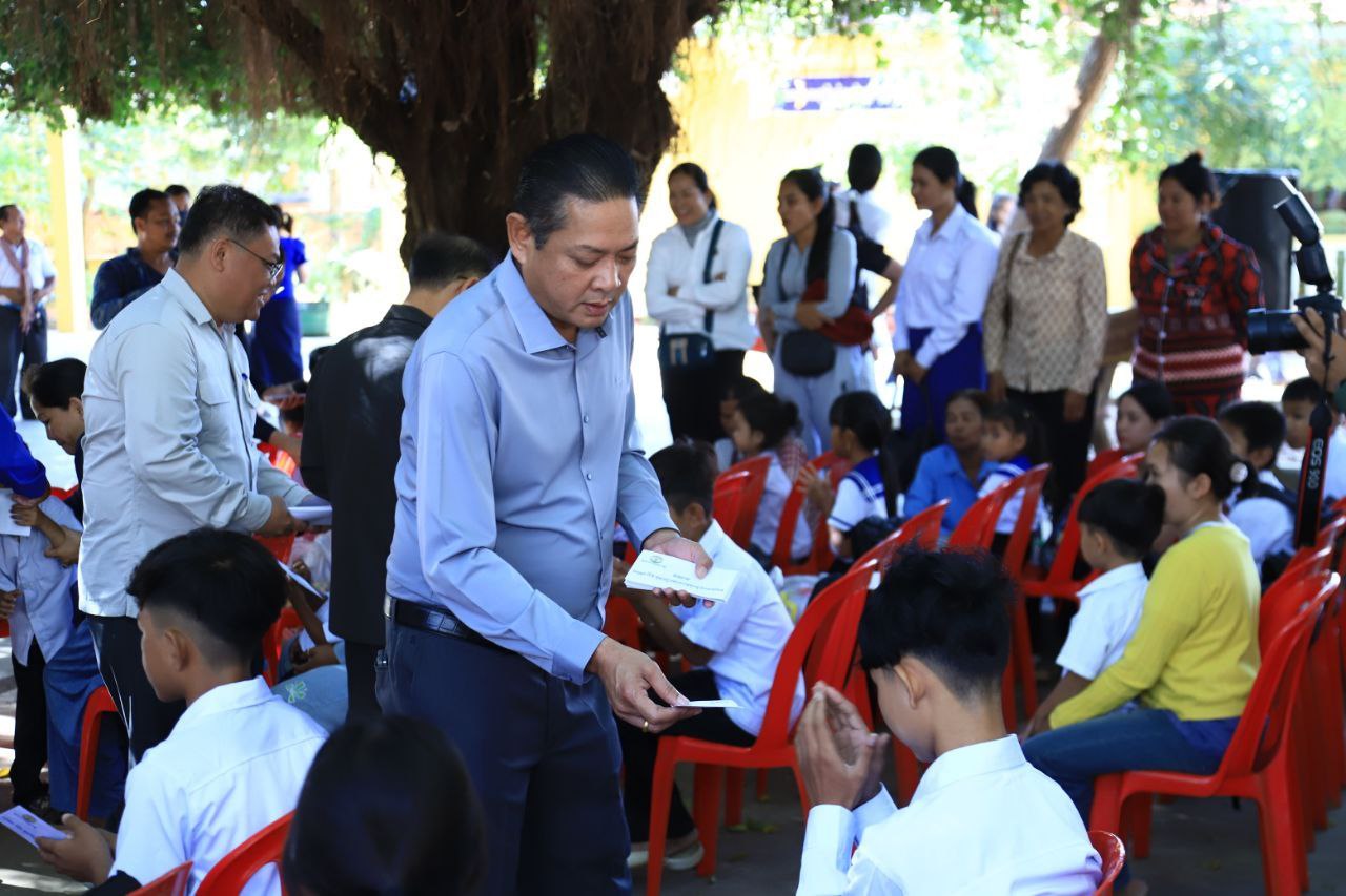 You are currently viewing អភិបាលខេត្តត្បូងឃ្មុំ ចុះសួរសុខទុក្ខ និងផ្ដល់ជំនួយសង្គ្រោះបន្ទាន់ដល់សិស្សានុសិស្សភៀសសឹកជិត ២០០ នាក់ ក្នុងស្ថានភាពតានតឹងនៅព្រំដែន