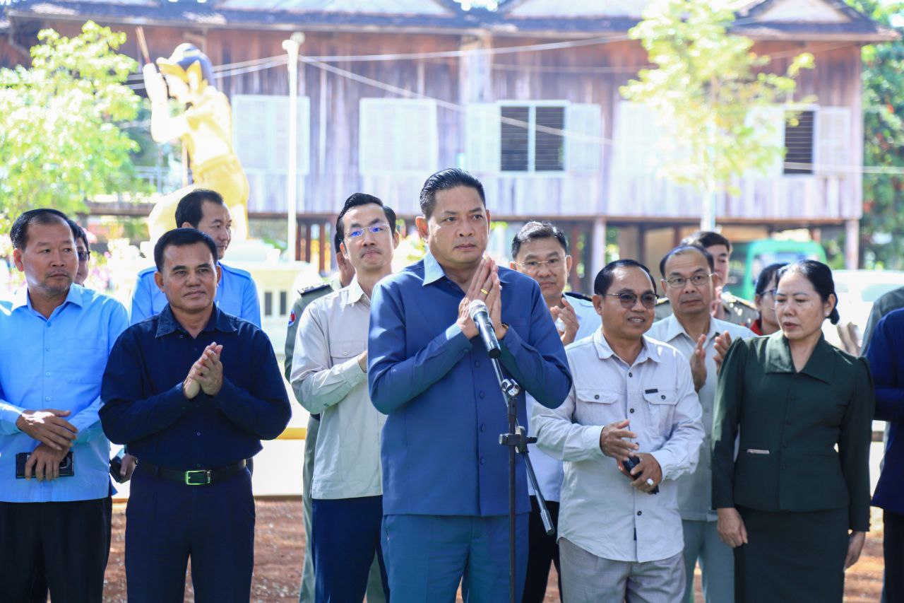 You are currently viewing ឯកឧត្តម ប៉ែន កុសល្យ អញ្ជើញបន្តចុះសួរសុខទុក្ខ និងផ្តល់ជំនួយសង្គ្រោះបន្ទាន់ដល់គ្រួសារភៀសសឹកជិត ២០០ គ្រួសារ ក្នុងក្រុងសួង