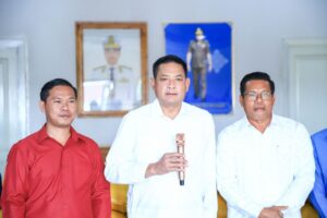 Read more about the article គណៈអុីម៉ាំខេត្តត្បូងឃ្មុំ នាំយកគ្រឿងឧបភោគបរិភោគ និងថវិកា ៨ លានរៀល ប្រគល់ជូនរដ្ឋបាលខេត្ត ដើម្បីឧបត្ថម្ភ ដល់វីរកងទ័ព និងពលរដ្ឋរងគ្រោះតាមព្រំដែន