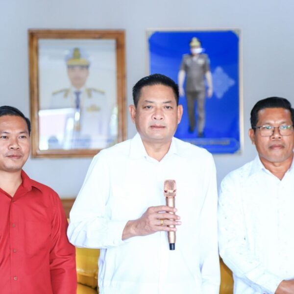 គណៈអុីម៉ាំខេត្តត្បូងឃ្មុំ នាំយកគ្រឿងឧបភោគបរិភោគ និងថវិកា ៨ លានរៀល ប្រគល់ជូនរដ្ឋបាលខេត្ត ដើម្បីឧបត្ថម្ភ ដល់វីរកងទ័ព និងពលរដ្ឋរងគ្រោះតាមព្រំដែន