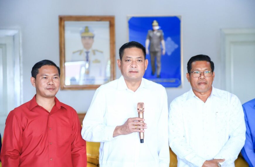 គណៈអុីម៉ាំខេត្តត្បូងឃ្មុំ នាំយកគ្រឿងឧបភោគបរិភោគ និងថវិកា ៨ លានរៀល ប្រគល់ជូនរដ្ឋបាលខេត្ត ដើម្បីឧបត្ថម្ភ ដល់វីរកងទ័ព និងពលរដ្ឋរងគ្រោះតាមព្រំដែន