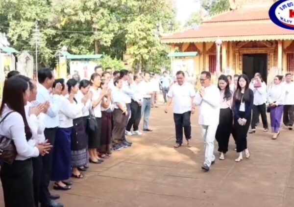 រដ្ឋមន្រ្តីក្រសួងបរិស្ថាន ដឹកនាំប្រជាពលរដ្ឋខេត្តត្បូងឃ្មុំធ្វើអំបុកជូនវីរៈកងទ័ពជួរមុខ និងជូនជនភៀសសឹកពីការឈ្លានពានរបស់សៀមនាថ្ងៃទី ១២ ខែធ្នូ ឆ្នាំ ២០២៥