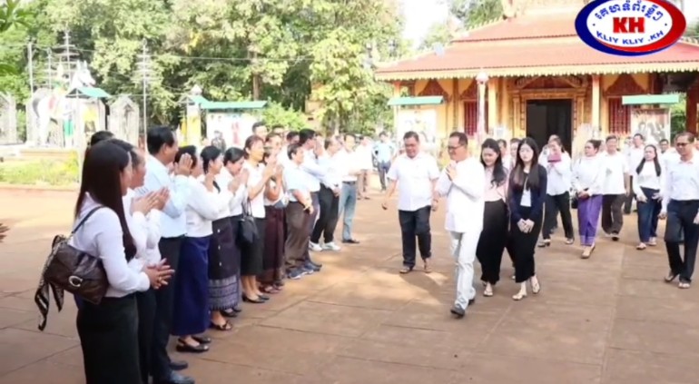 You are currently viewing រដ្ឋមន្រ្តីក្រសួងបរិស្ថាន ដឹកនាំប្រជាពលរដ្ឋខេត្តត្បូងឃ្មុំធ្វើអំបុកជូនវីរៈកងទ័ពជួរមុខ និងជូនជនភៀសសឹកពីការឈ្លានពានរបស់សៀមនាថ្ងៃទី ១២ ខែធ្នូ ឆ្នាំ ២០២៥