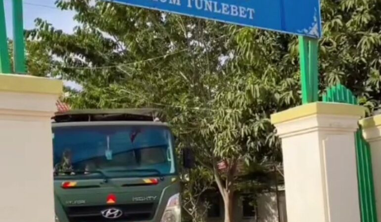 រថយន្តរបស់បងៗកងទ័ព មកទទួលគ្រឿងឧបភោគបរិភោគ និងសម្ភារ:ប្រើប្រាស់មួយចំនួនពីសាលាឃុំទន្លេបិទ ដែលជាមូលនិធិជូនដល់កងទ័ព្វក្នុងសម៉រភូមិជួរមុខ របស់សប្បុរសជនក្នុងឃុំទន្លេបិទ ស្រុកត្បូងឃ្មុំ ខេត្តត្បូងឃ្មុំ