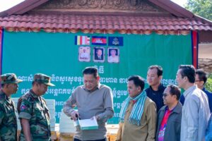 Read more about the article ឯកឧត្តម ប៉ែន កុសល្យ អញ្ជើញចុះសួរសុខទុក្ខ និងនាំយកអំណោយសប្បុរសធម៌ជាស្បៀងអាហារ សម្ភារប្រើប្រាស់ រួមនឹងថវិការ ៦០ លានរៀល ជូនដើម្បីលើកទឹកចិត្តវីរកងទ័ពជួរមុខ និងបងប្អូនភៀសសឹក នៅទិសខេត្តឧត្តរមានជ័យ