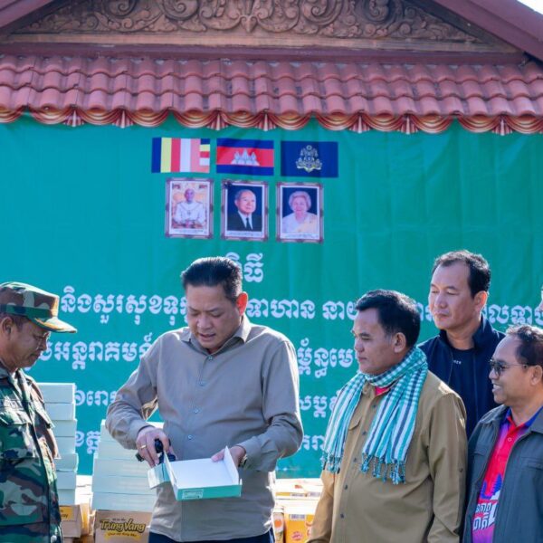 ឯកឧត្តម ប៉ែន កុសល្យ អញ្ជើញចុះសួរសុខទុក្ខ និងនាំយកអំណោយសប្បុរសធម៌ជាស្បៀងអាហារ សម្ភារប្រើប្រាស់ រួមនឹងថវិការ ៦០ លានរៀល ជូនដើម្បីលើកទឹកចិត្តវីរកងទ័ពជួរមុខ និងបងប្អូនភៀសសឹក នៅទិសខេត្តឧត្តរមានជ័យ