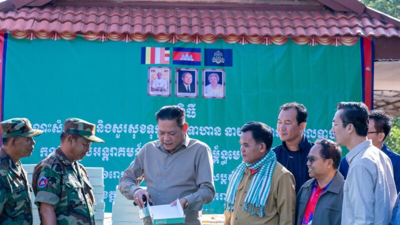 ឯកឧត្តម ប៉ែន កុសល្យ អញ្ជើញចុះសួរសុខទុក្ខ និងនាំយកអំណោយសប្បុរសធម៌ជាស្បៀងអាហារ សម្ភារប្រើប្រាស់ រួមនឹងថវិការ ៦០ លានរៀល ជូនដើម្បីលើកទឹកចិត្តវីរកងទ័ពជួរមុខ និងបងប្អូនភៀសសឹក នៅទិសខេត្តឧត្តរមានជ័យ