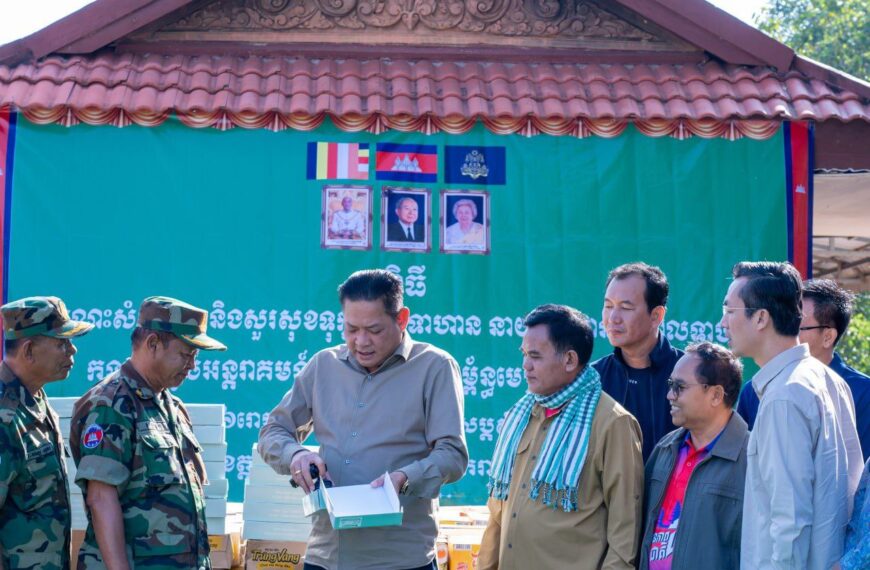 ឯកឧត្តម ប៉ែន កុសល្យ អញ្ជើញចុះសួរសុខទុក្ខ និងនាំយកអំណោយសប្បុរសធម៌ជាស្បៀងអាហារ សម្ភារប្រើប្រាស់ រួមនឹងថវិការ ៦០ លានរៀល ជូនដើម្បីលើកទឹកចិត្តវីរកងទ័ពជួរមុខ និងបងប្អូនភៀសសឹក នៅទិសខេត្តឧត្តរមានជ័យ