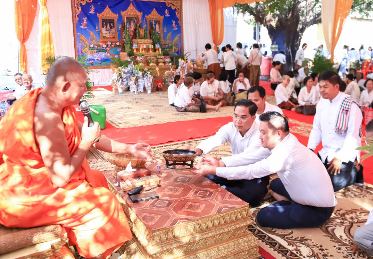 Read more about the article ព្រះអនុគណស្រុក និងរដ្ឋបាលស្រុកត្បូងឃ្មុំ រៀបចំពិធីបុណ្យផ្កាប្រាក់សាមគ្គី និងបង្សុកូលឧទ្ទិសកុសលជូនវីរកងទ័ពពលី