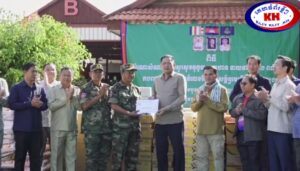 Read more about the article ឯកឧត្តម ប៉ែន កុសល្យ អញ្ជើញចុះសួរសុខទុក្ខ និងនាំយកអំណោយសប្បុរសធម៌ជាស្បៀងអាហារ សម្ភារប្រើប្រាស់ រួមនឹងថវិការ ៦០ លានរៀល ជូនដើម្បីលើកទឹកចិត្តវីរកងទ័ពជួរមុខ និងបងប្អូនភៀសសឹក នៅទិសខេត្តសៀមរាប និងឧត្តរមានជ័យ