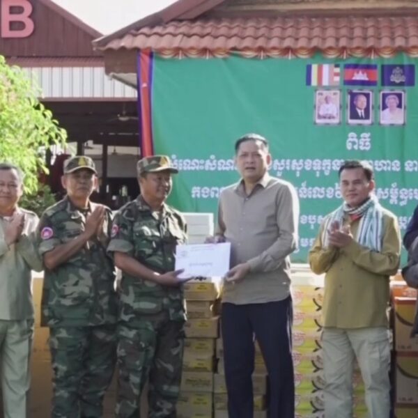 ឯកឧត្តម ប៉ែន កុសល្យ អញ្ជើញចុះសួរសុខទុក្ខ និងនាំយកអំណោយសប្បុរសធម៌ជាស្បៀងអាហារ សម្ភារប្រើប្រាស់ រួមនឹងថវិការ ៦០ លានរៀល ជូនដើម្បីលើកទឹកចិត្តវីរកងទ័ពជួរមុខ និងបងប្អូនភៀសសឹក នៅទិសខេត្តសៀមរាប និងឧត្តរមានជ័យ