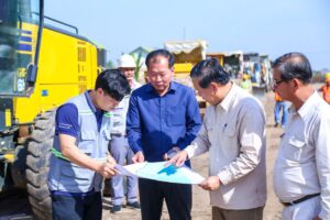 Read more about the article ឯកឧត្តម ប៊ុន ចន្ទវណ្ណៈ អញ្ជើញបើកការដ្ឋានស្ថាបនាផ្លូវក្រាលដីល្បាយក្រួសជាង ៤ គីឡូម៉ែត្រ ក្នុងតំបន់ដីសម្បទានសង្គមកិច្ច ស្រុកពញាក្រែក ខេត្តត្បូងឃ្មុំ