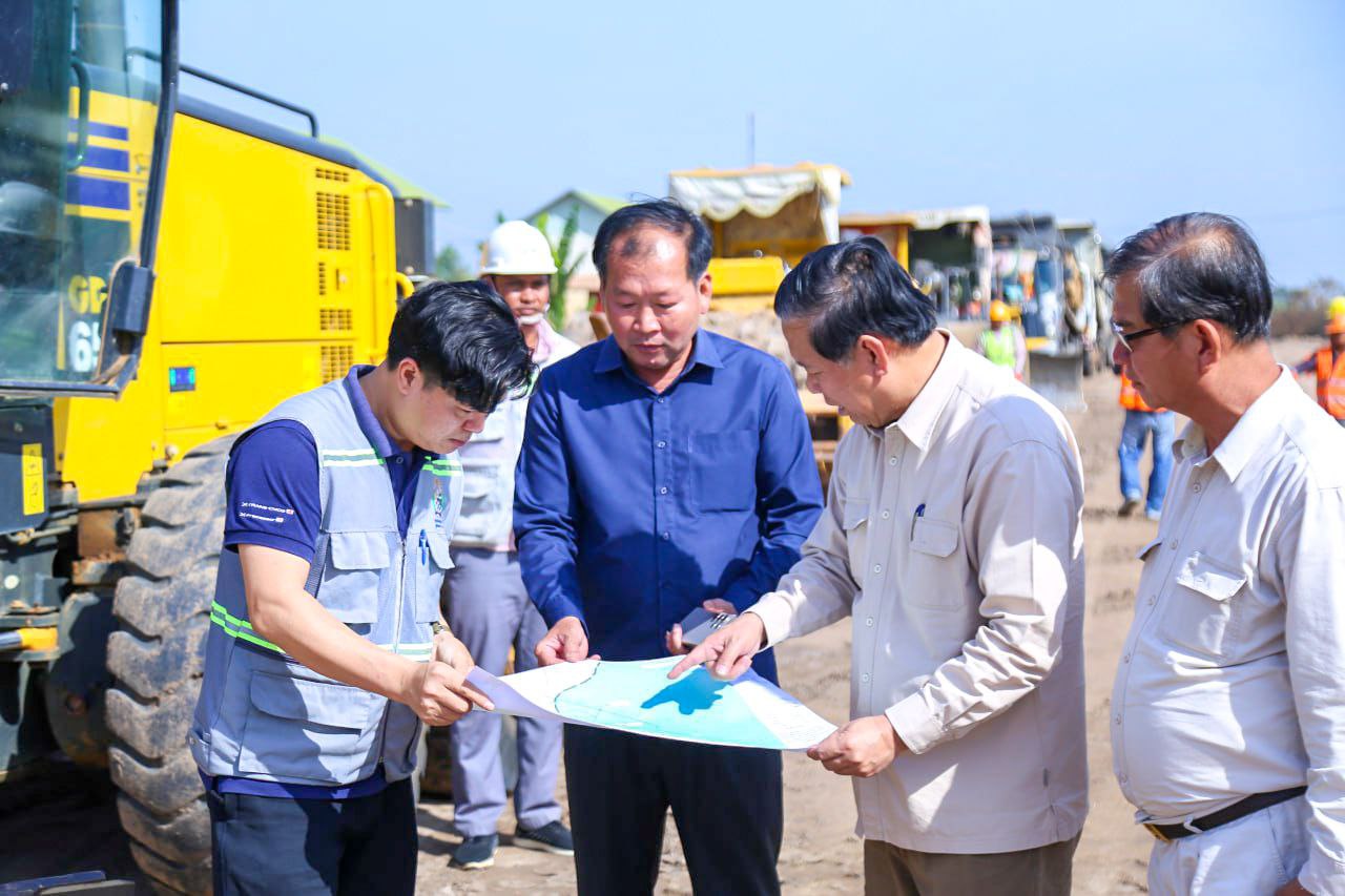 Read more about the article ឯកឧត្តម ប៊ុន ចន្ទវណ្ណៈ អញ្ជើញបើកការដ្ឋានស្ថាបនាផ្លូវក្រាលដីល្បាយក្រួសជាង ៤ គីឡូម៉ែត្រ ក្នុងតំបន់ដីសម្បទានសង្គមកិច្ច ស្រុកពញាក្រែក ខេត្តត្បូងឃ្មុំ