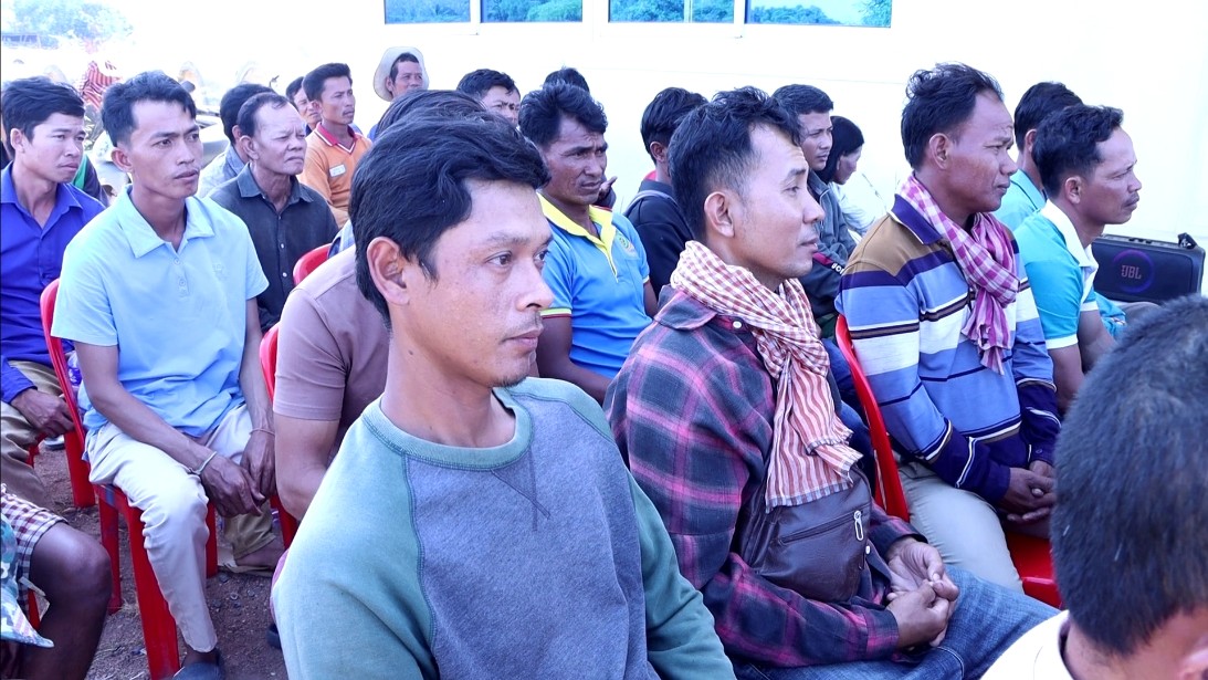 Read more about the article ប្រជាសហគមន៍កសិកររុងរឿងឃុំឈូក សប្បាយរីករាយ និងថ្លែងអំណរគុណរាជរដ្ឋាភិបាល ដែលបានជួយកៀរពង្រាបដីស្រែ ជូនដោយមិនគិតថ្លៃ ដើម្បីបង្ហាញពីប្រសិទ្ធភាព ដីស្រែរាបស្មើល្អក្នុងផលិតកម្ម ដំណាំស្រូវ