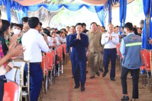 Read more about the article ឯកឧត្តម ផារ៉ា មង្គល អញ្ជើញសម្ពោធដាក់ឱ្យប្រើប្រាស់ នូវអាគារសិក្សាថ្មី និងសមិទ្ធផលនានានៅវិទ្យាល័យ ហ៊ុនសែន ព្រែកអាជី ក្នុងស្រុកក្រូចឆ្មារ