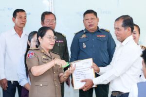 Read more about the article លោកជំទាវ នី ចាន់ធីតា អញ្ជើញកាត់បើកវិញ្ញាសារប្រឡងសិស្សពូកែប្រចាំឆ្នាំសិក្សា ២០២៥- ២០២៦