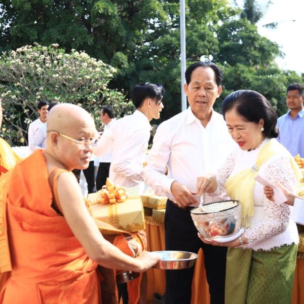 ឯកឧត្តម ជា សុផារ៉ា និងលោកជំទាវ ដឹកនាំរៀបចំពិធីបុណ្យឆ្លងដំបូលព្រះវិហារថ្មី វត្តនាគវ័ន្ត និងប្រារព្ធពិធីចម្រើនជន្មាយុ នៅស្រុកក្រូចឆ្មារ