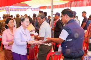 Read more about the article សម្តេច ម៉ែន សំអន អញ្ជើញប្រគល់ផ្ទះ ៥០ ខ្នង ជូនគ្រួសារអតីតយុទ្ធមិត្តឆ្នាំ ១៩៧៨ នៅខេត្តត្បូងឃ្មុំ និងលើកឡើងពីវប្បធម៌ដឹងគុណតាមគោលនយោបាយសម្តេចតេជោ