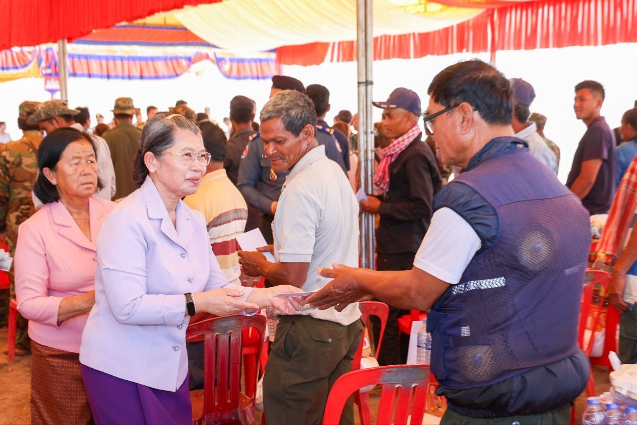 You are currently viewing សម្តេច ម៉ែន សំអន អញ្ជើញប្រគល់ផ្ទះ ៥០ ខ្នង ជូនគ្រួសារអតីតយុទ្ធមិត្តឆ្នាំ ១៩៧៨ នៅខេត្តត្បូងឃ្មុំ និងលើកឡើងពីវប្បធម៌ដឹងគុណតាមគោលនយោបាយសម្តេចតេជោ