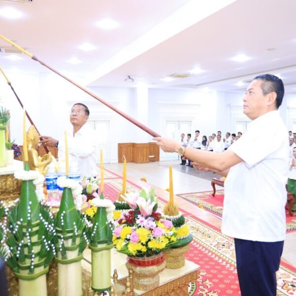 រដ្ឋបាលខេត្តត្បូងឃ្មុំ រៀបចំពិធីសូត្រមន្តចម្រើនព្រះបរិត្ត និងសំណេះសំណាលជាមួយមន្ត្រីរាជការ ដើម្បីអបអរសាទរបុណ្យចូលឆ្នាំថ្មីប្រពៃណីជាតិខ្មែរ