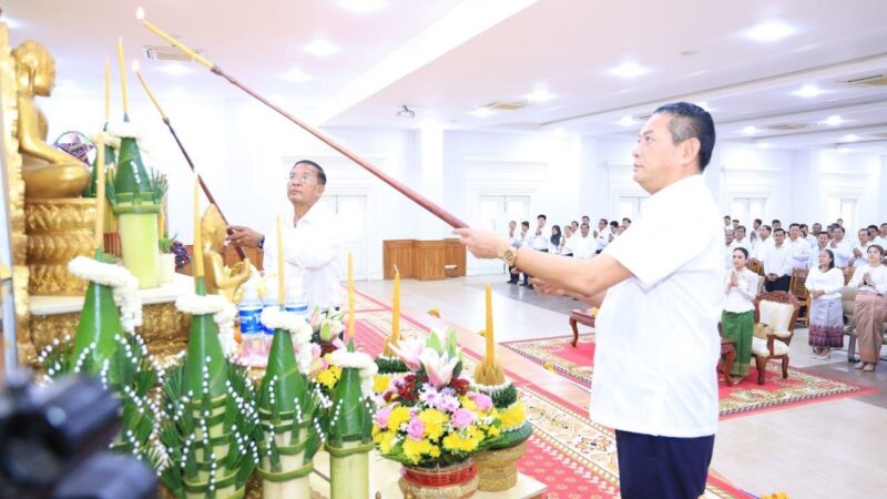 រដ្ឋបាលខេត្តត្បូងឃ្មុំ រៀបចំពិធីសូត្រមន្តចម្រើនព្រះបរិត្ត និងសំណេះសំណាលជាមួយមន្ត្រីរាជការ ដើម្បីអបអរសាទរបុណ្យចូលឆ្នាំថ្មីប្រពៃណីជាតិខ្មែរ
