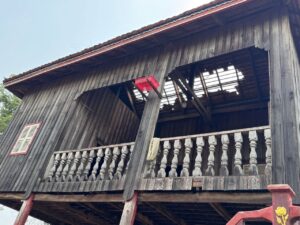 Read more about the article ភ្លៀងកក់ខែមួយមេធំ លាយលំជាមួយខ្យល់កន្ត្រាក់ បណ្ដាលឲ្យរលំផ្ទះប្រជាពលរដ្ឋមួយខ្នងរាបដល់ដី នៅសល់តែជើងសសរ និងប៉ើងដំបូលជាង ២០ ខ្នងផ្ទះ