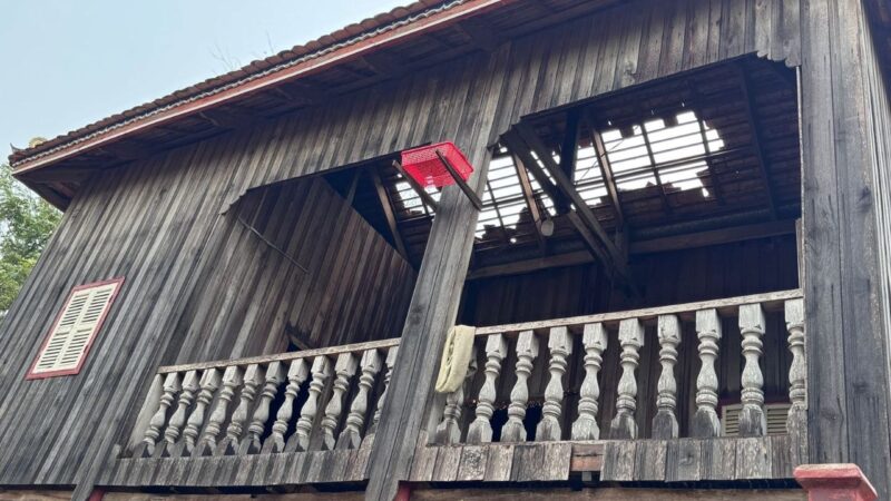 ភ្លៀងកក់ខែមួយមេធំ លាយលំជាមួយខ្យល់កន្ត្រាក់ បណ្ដាលឲ្យរលំផ្ទះប្រជាពលរដ្ឋមួយខ្នងរាបដល់ដី នៅសល់តែជើងសសរ និងប៉ើងដំបូលជាង ២០ ខ្នងផ្ទះ