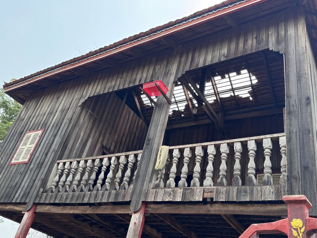 You are currently viewing ភ្លៀងកក់ខែមួយមេធំ លាយលំជាមួយខ្យល់កន្ត្រាក់ បណ្ដាលឲ្យរលំផ្ទះប្រជាពលរដ្ឋមួយខ្នងរាបដល់ដី នៅសល់តែជើងសសរ និងប៉ើងដំបូលជាង ២០ ខ្នងផ្ទះ