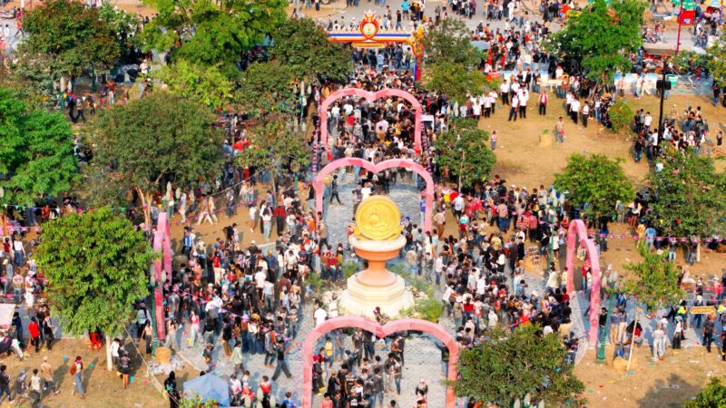 សង្ក្រាន្តត្បូងឃ្មុំឆ្នាំនេះ ផ្ទុះការគាំទ្រខ្លាំង! ភ្ញៀវទេសចរជិត ៩០ ម៉ឺននាក់ ចូលរួមអបអរសាទរបុណ្យចូលឆ្នាំថ្មី កើនឡើងជាង ២០%