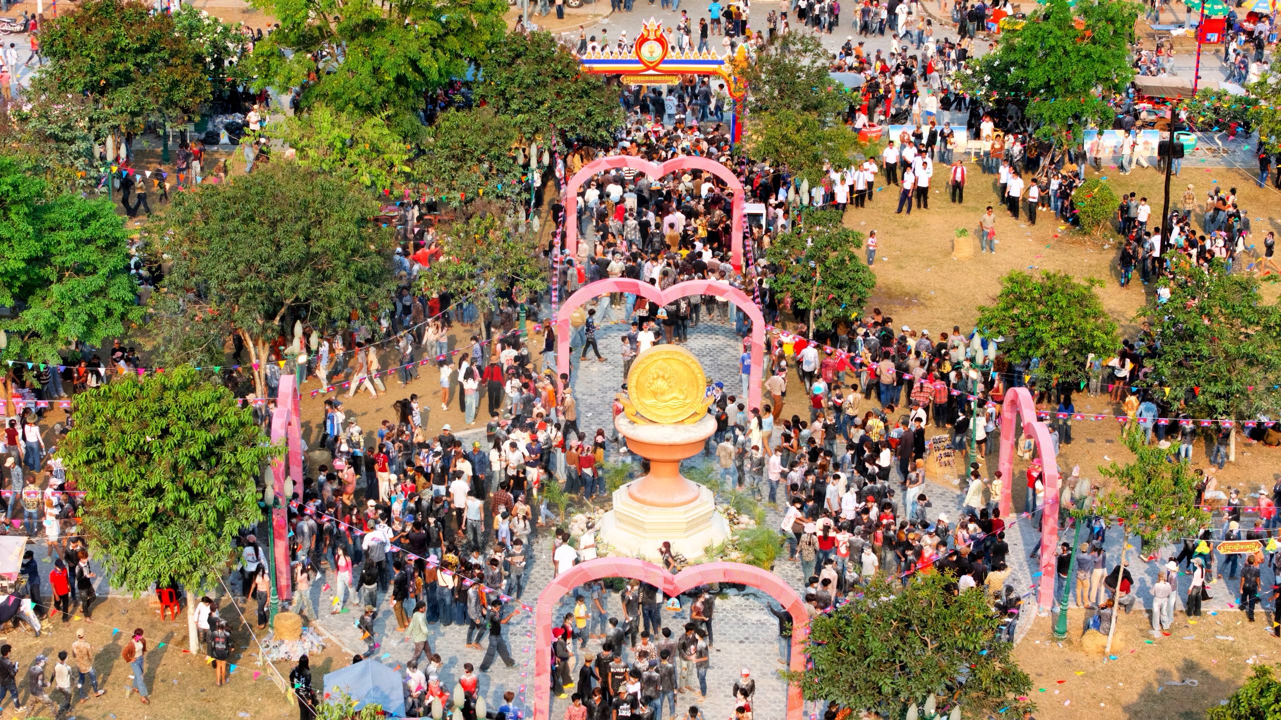 You are currently viewing សង្ក្រាន្តត្បូងឃ្មុំឆ្នាំនេះ ផ្ទុះការគាំទ្រខ្លាំង! ភ្ញៀវទេសចរជិត ៩០ ម៉ឺននាក់ ចូលរួមអបអរសាទរបុណ្យចូលឆ្នាំថ្មី កើនឡើងជាង ២០%