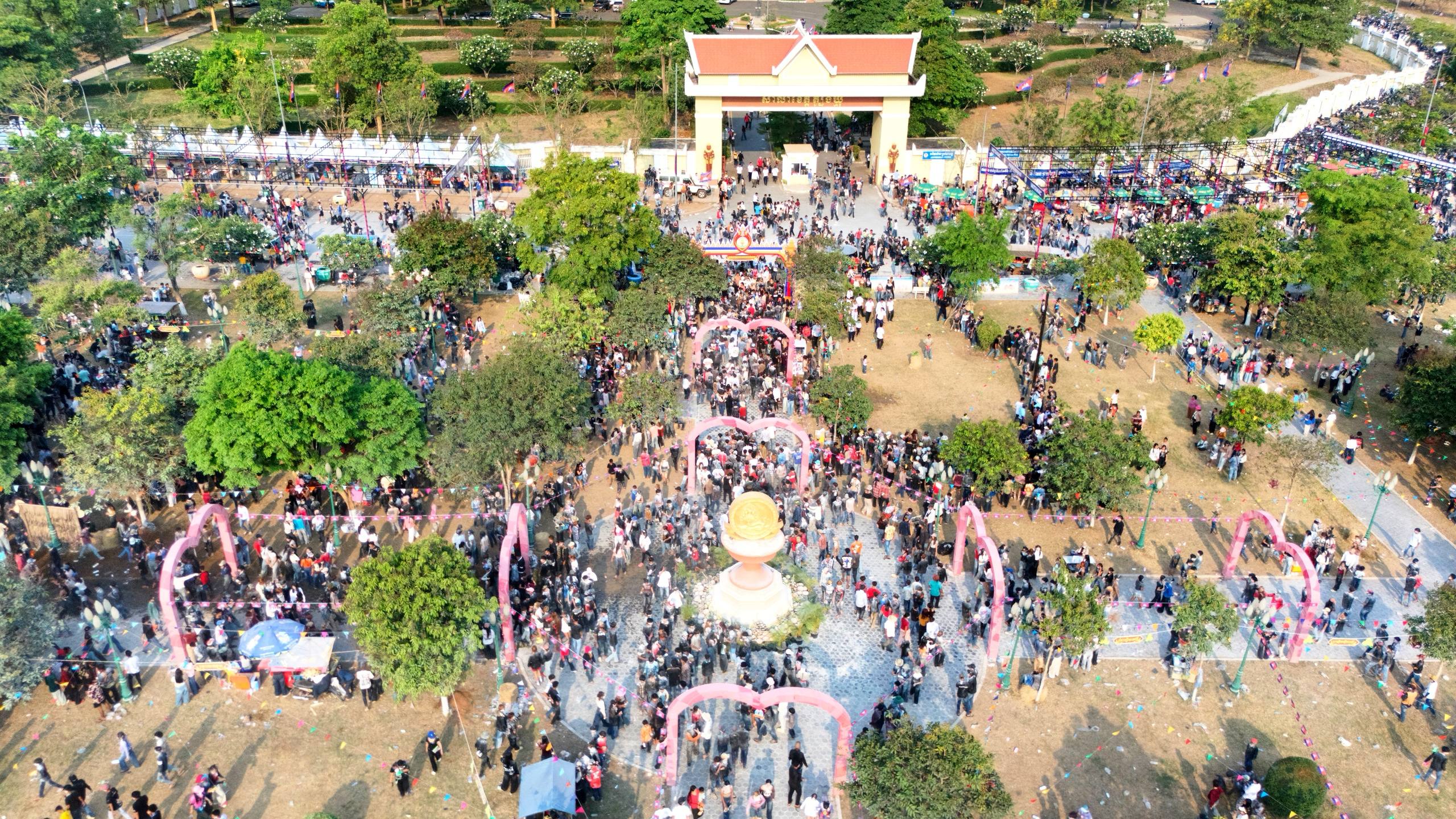 You are currently viewing វីដេអូ​ សរុប​ព្រឹត្តិការណ៍​ បុណ្យ​ចូល​ឆ្នាំ​ថ្មី​ប្រពៃណី​ជាតិ​ខ្មែរ​ រយៈ​ពេល​ ៣​ ថ្ងៃ​ក្នុង​ខេត្ត​ត្បូងឃ្មុំ​ ឆ្នាំ​ ២០២៦​ ពោរពេញ​ដោយ​ស្នាមញញឹម​ និង​សប្បាយ​រីករាយ​