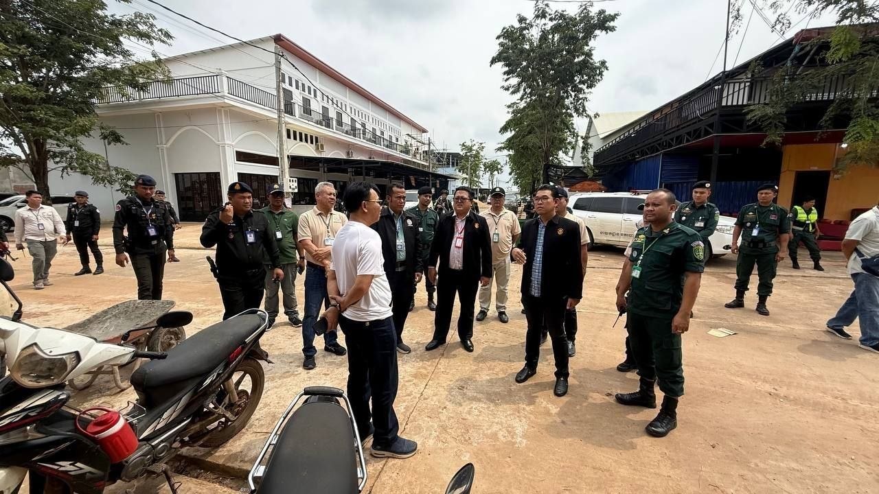 You are currently viewing កម្លាំងសមត្ថកិច្ចចម្រុះ គណៈញ្ជាការឯកភាពរដ្ឋបាលខេត្តត្បូងឃ្មុំ ចុះធ្វើរដ្ឋបាលចំហរ តាមវីឡា និងផ្ទះសំណាក់ ដើម្បីបង្ក្រាបបទល្មើស Online Scams និងជនបរទេសខុសច្បាប់